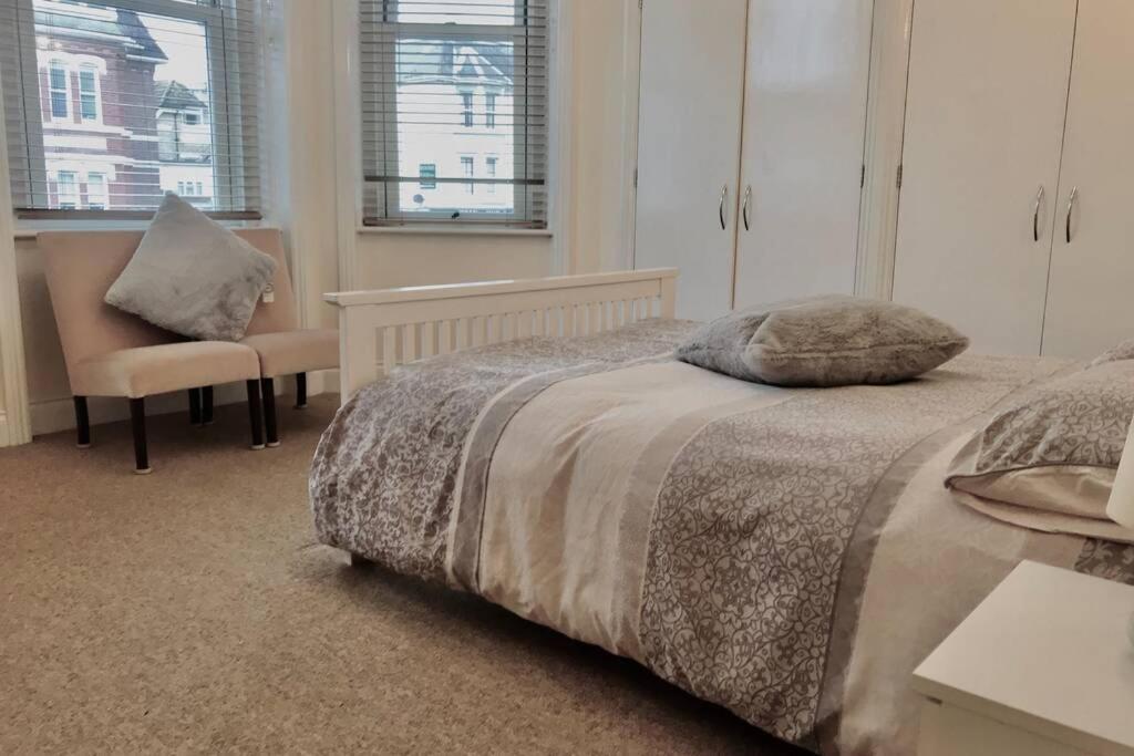 Luxury 2 Beds Apartment By The Sea Bournemouth Exteriör bild